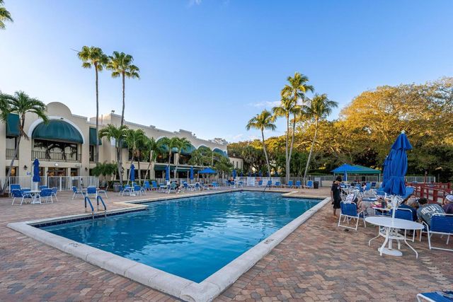 9235 Lagoon Place 302, Davie, FL 33324