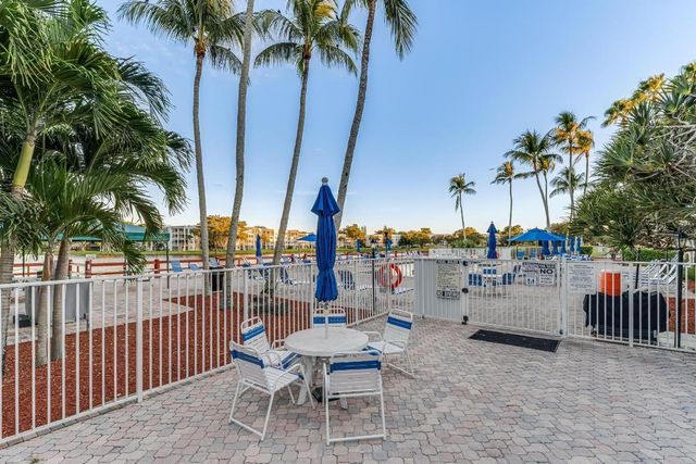 9235 Lagoon Place 302, Davie, FL 33324