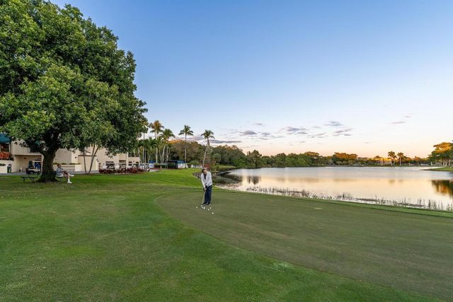 9235 Lagoon Place 302, Davie, FL 33324