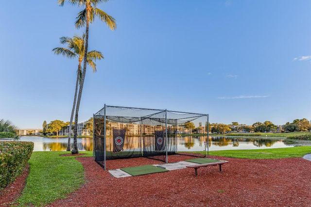 9235 Lagoon Place 302, Davie, FL 33324