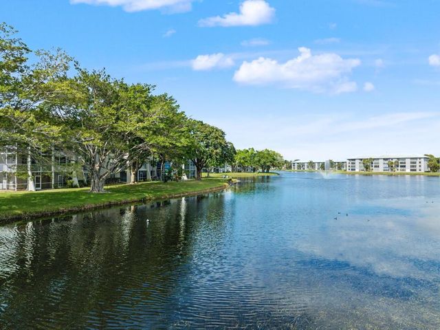 9235 Lagoon Place 302, Davie, FL 33324