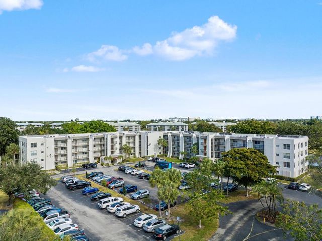 9235 Lagoon Place 302, Davie, FL 33324