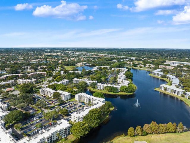 9235 Lagoon Place 302, Davie, FL 33324