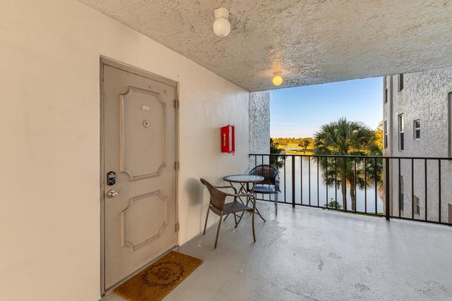 9235 Lagoon Place 302, Davie, FL 33324