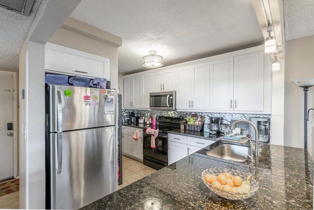 9235 Lagoon Place 302, Davie, FL 33324