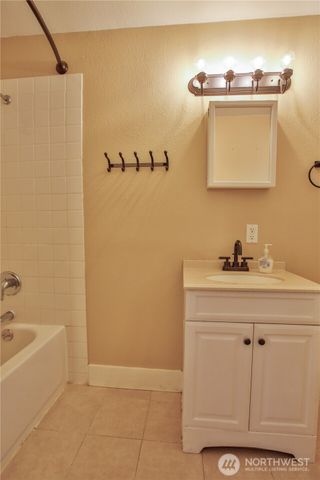 7891 San Juan Avenue, Clinton, WA 98236