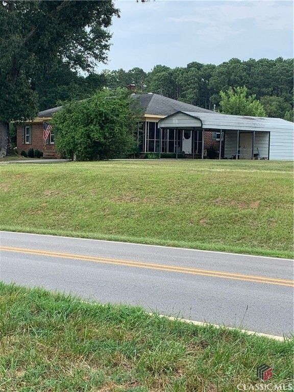 Image 3 of property listing at 364 Ross Place, Lavonia, GA 30553