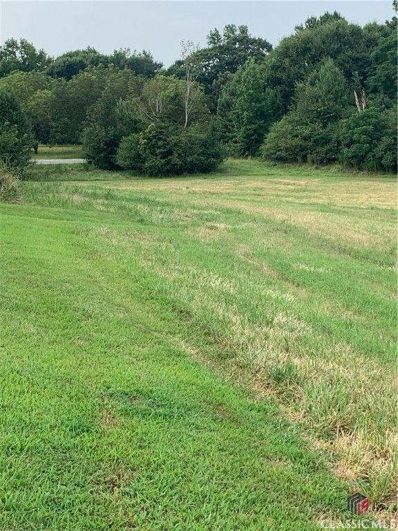 Image 4 of property listing at 364 Ross Place, Lavonia, GA 30553