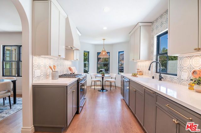 6417 Lindenhurst Avenue, Los Angeles, CA 90048
