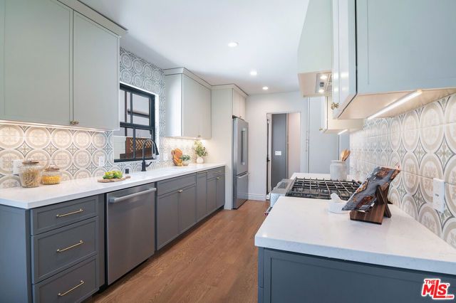 6417 Lindenhurst Avenue, Los Angeles, CA 90048