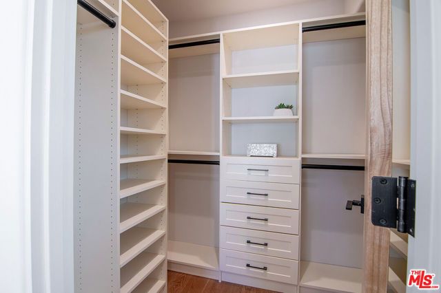 6417 Lindenhurst Avenue, Los Angeles, CA 90048