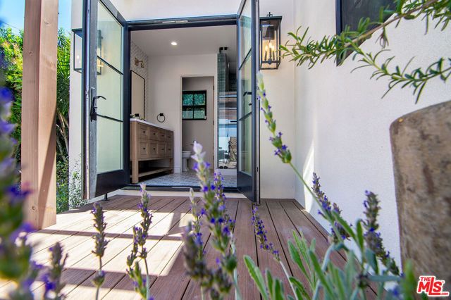 6417 Lindenhurst Avenue, Los Angeles, CA 90048