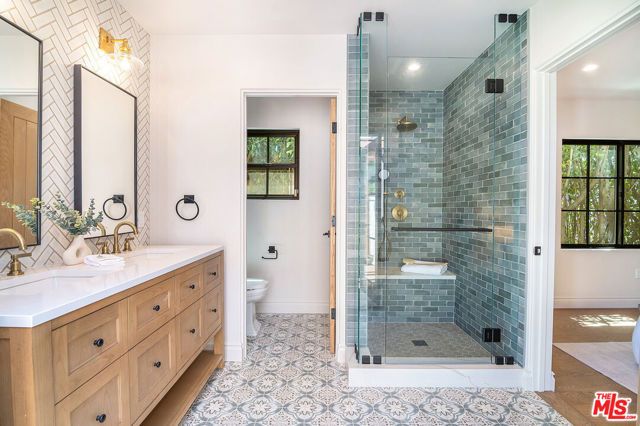 6417 Lindenhurst Avenue, Los Angeles, CA 90048