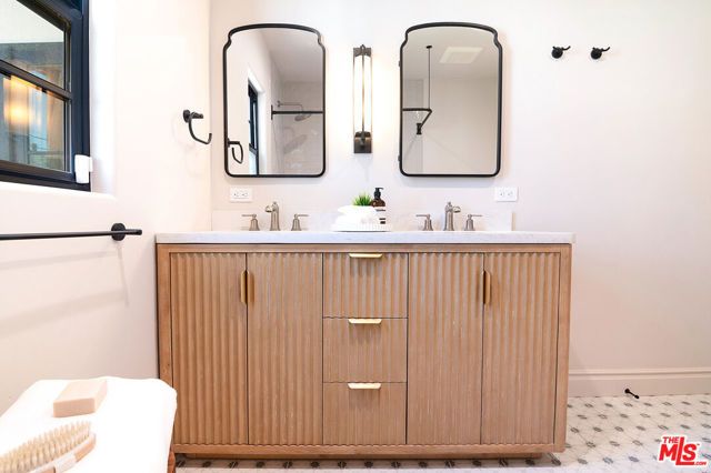 6417 Lindenhurst Avenue, Los Angeles, CA 90048