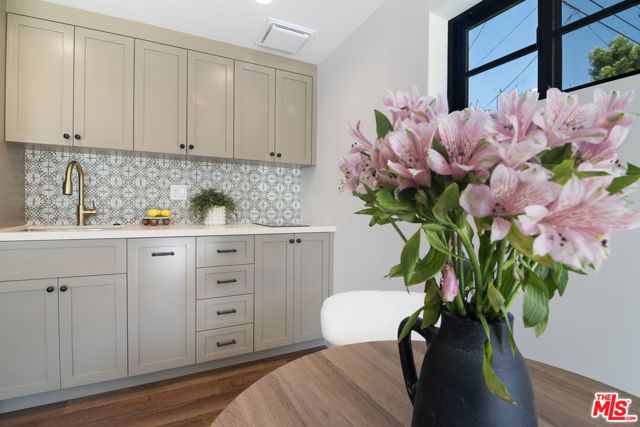 6417 Lindenhurst Avenue, Los Angeles, CA 90048