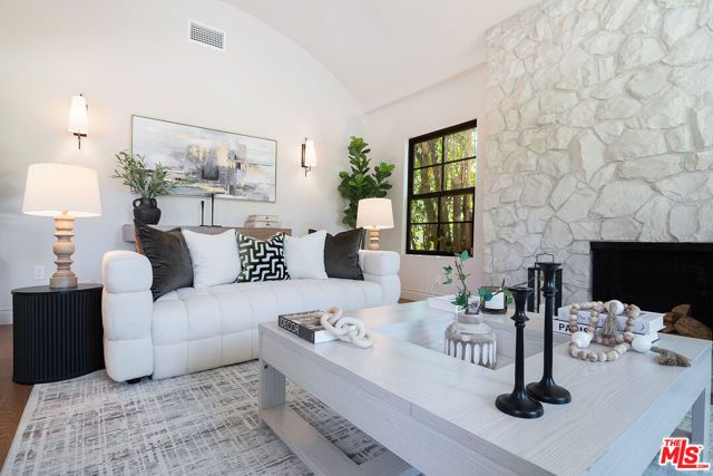 6417 Lindenhurst Avenue, Los Angeles, CA 90048