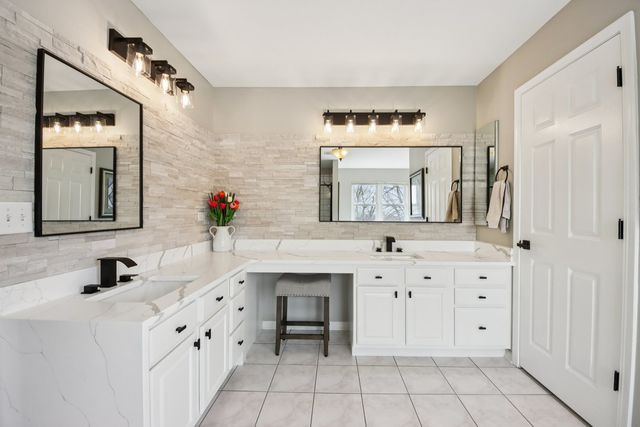 1138 Ridgewood Circle, Lake In The Hills, IL 60156