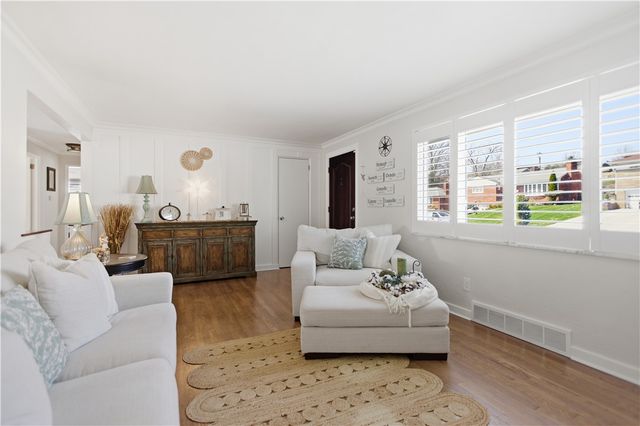 4353 E Barlind Dr, Whitehall, PA 15227