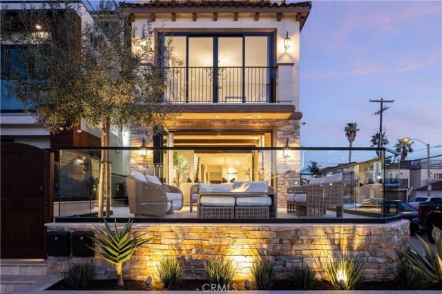 302 3rd, Huntington Beach, CA 92648