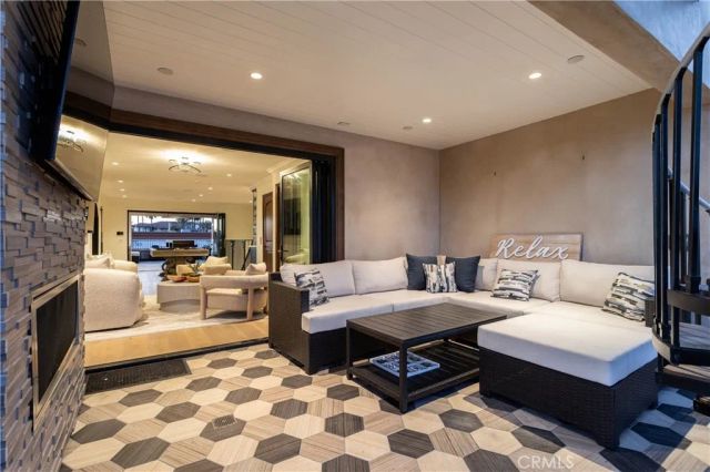 302 3rd, Huntington Beach, CA 92648