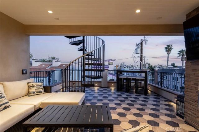 302 3rd, Huntington Beach, CA 92648