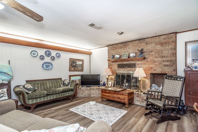 405 Meadow Drive, Gainesville, TX 76240