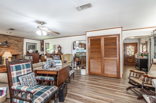 405 Meadow Drive, Gainesville, TX 76240