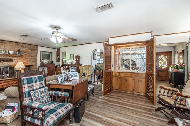 405 Meadow Drive, Gainesville, TX 76240