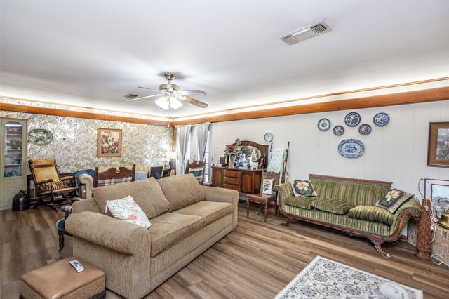 405 Meadow Drive, Gainesville, TX 76240