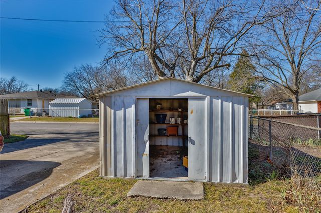 405 Meadow Drive, Gainesville, TX 76240