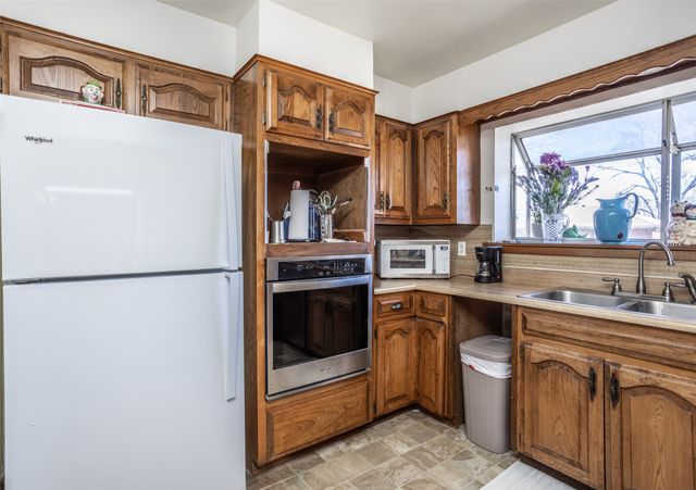 405 Meadow Drive, Gainesville, TX 76240