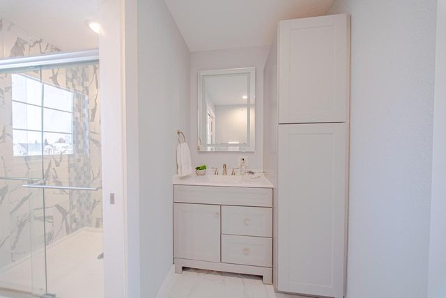 255 Lakeridge DRIVE, Oconomowoc, WI 53066