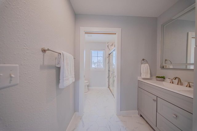 255 Lakeridge DRIVE, Oconomowoc, WI 53066