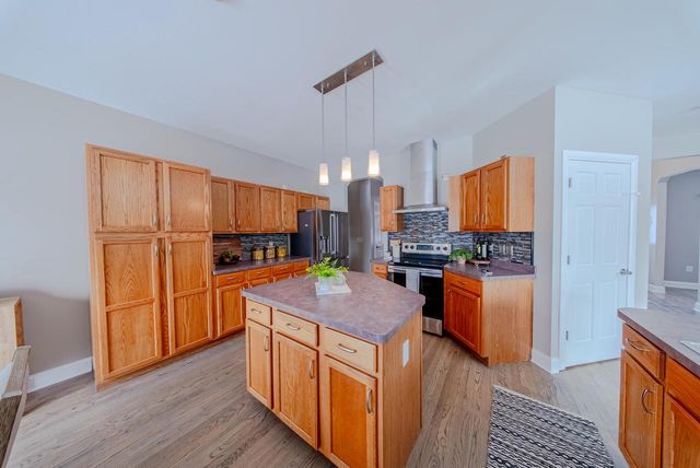 255 Lakeridge DRIVE, Oconomowoc, WI 53066