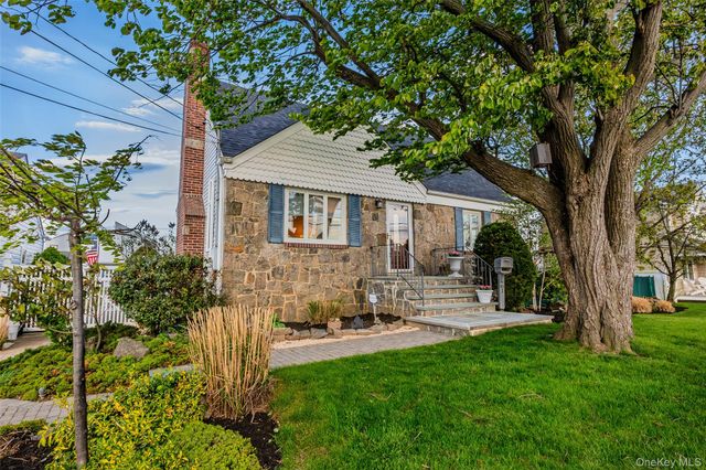 61 S Bay Avenue, Massapequa, NY 11758