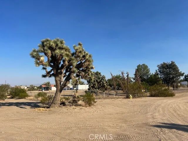 5202 La Mesa, Phelan, CA 92371