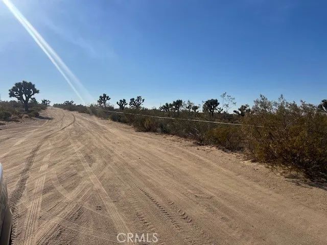 5202 La Mesa, Phelan, CA 92371