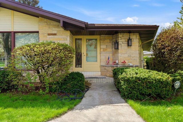 15085 Cascade DRIVE, Elm Grove, WI 53122