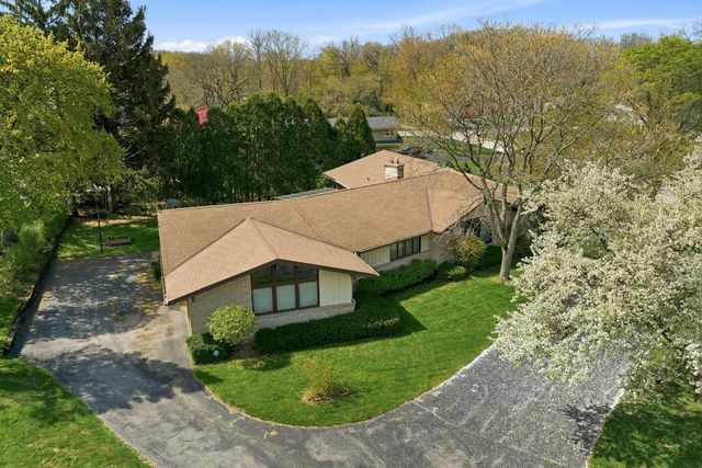 15085 Cascade DRIVE, Elm Grove, WI 53122