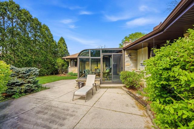 15085 Cascade DRIVE, Elm Grove, WI 53122
