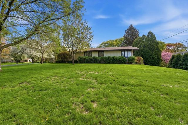 15085 Cascade DRIVE, Elm Grove, WI 53122