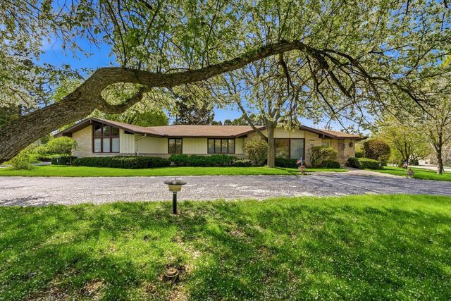 15085 Cascade DRIVE, Elm Grove, WI 53122