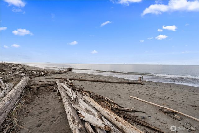 4689 Surfcrest Drive, Oak Harbor, WA 98277