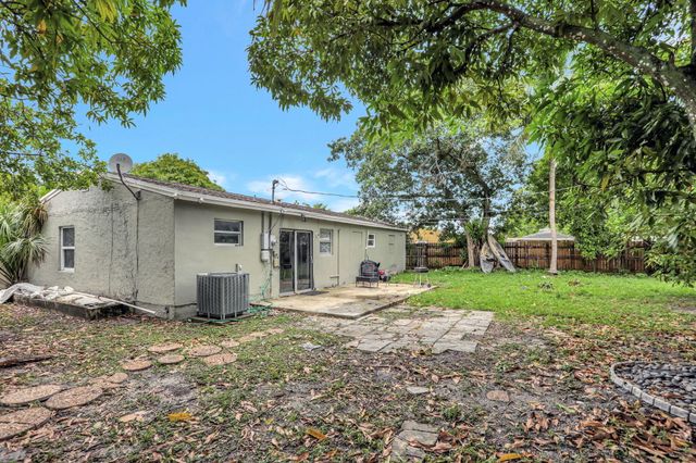6290 SW 18th Place, North Lauderdale, FL 33068