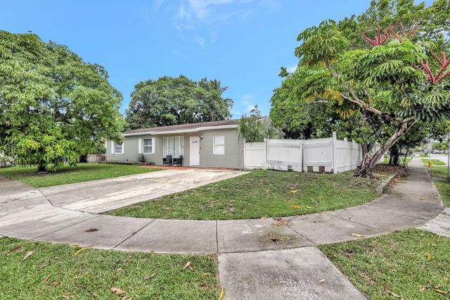6290 SW 18th Place, North Lauderdale, FL 33068