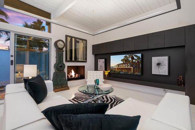 2190 E Terry Lane, Palm Springs, CA 92262