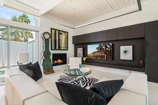 2190 E Terry Lane, Palm Springs, CA 92262