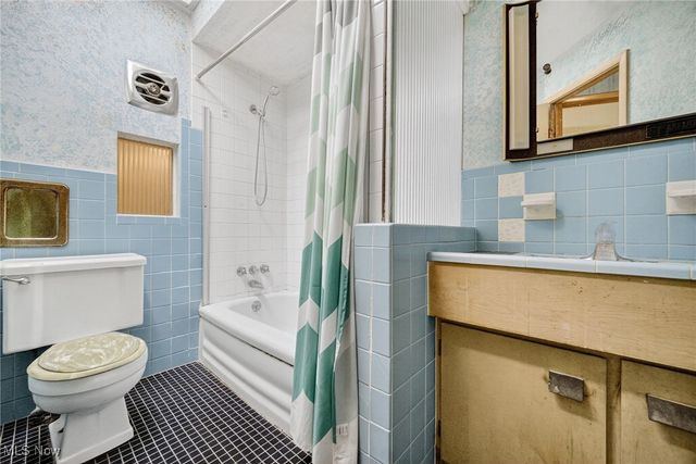 100 E Decker Drive, Seven Hills, OH 44131