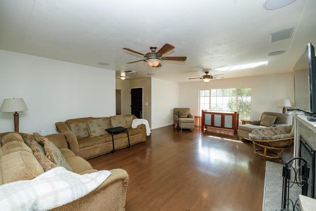 1317 Oakwood Dr, Modesto, CA 95350