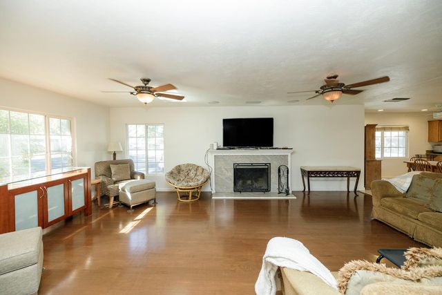 1317 Oakwood Dr, Modesto, CA 95350